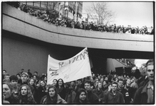 351592 Afbeelding van de demonstratie van studenten op de Catharijnebaan te Utrecht tijdens de protestacties tegen de ...